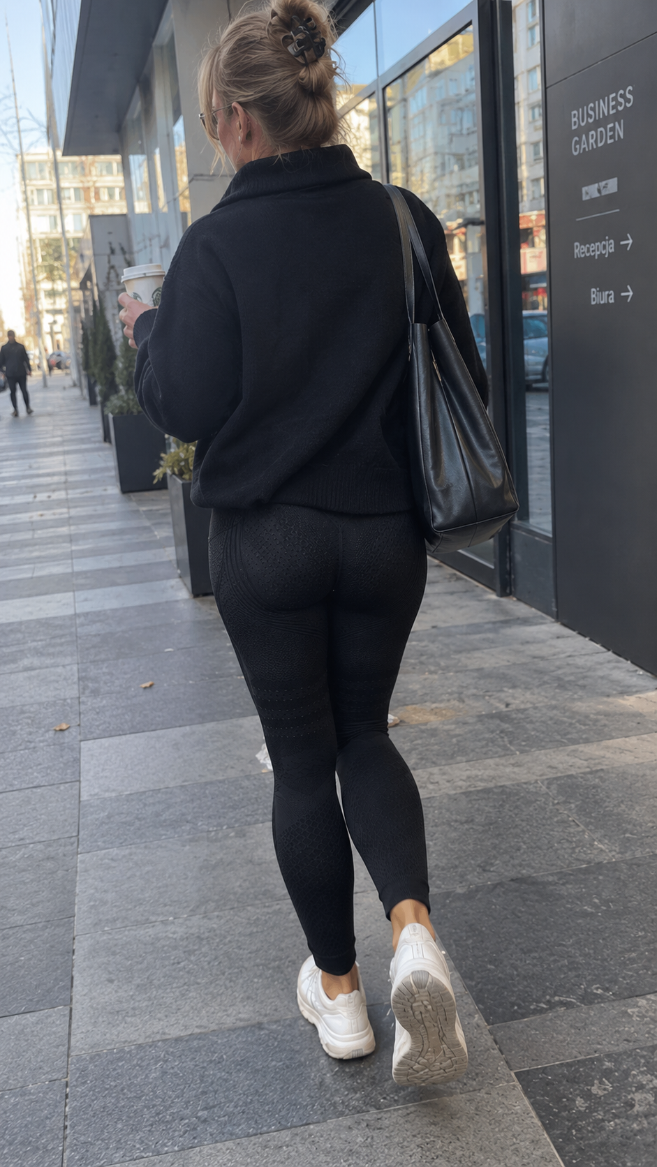 Kawa na wynos, spacer chodnikiem w Linei